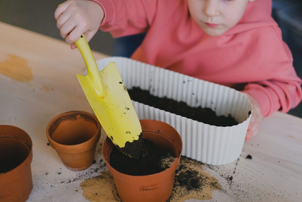 Kinderen tuinieren