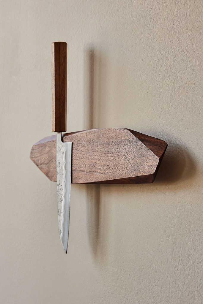messenopslag met een houten messenmagneet