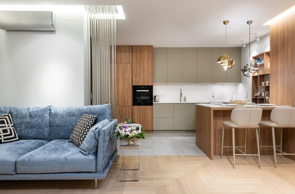 Taupe en hout woonkeuken
