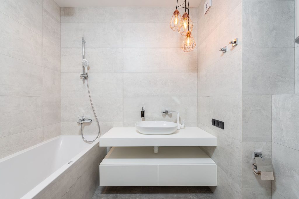 Badkamer met lichte tegels