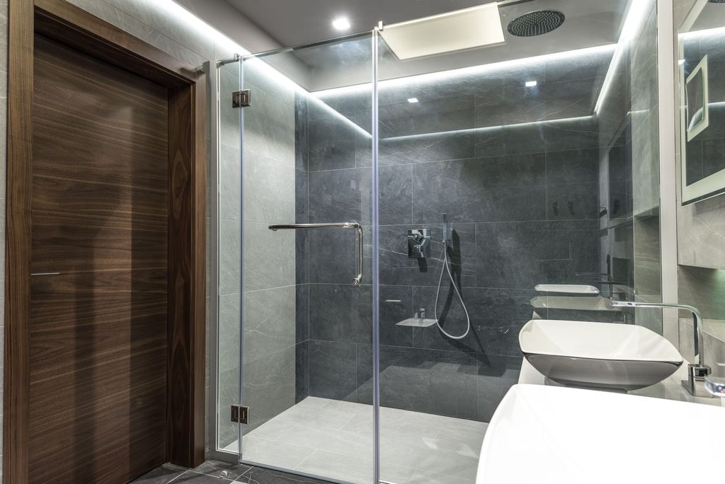Een ruime inloopdouche in een moderne badkamer