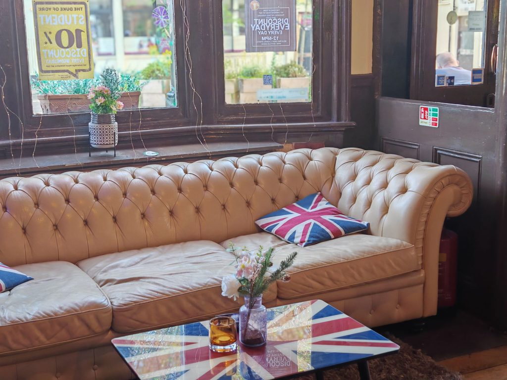 Een klassieke Chesterfield bank bij het raam