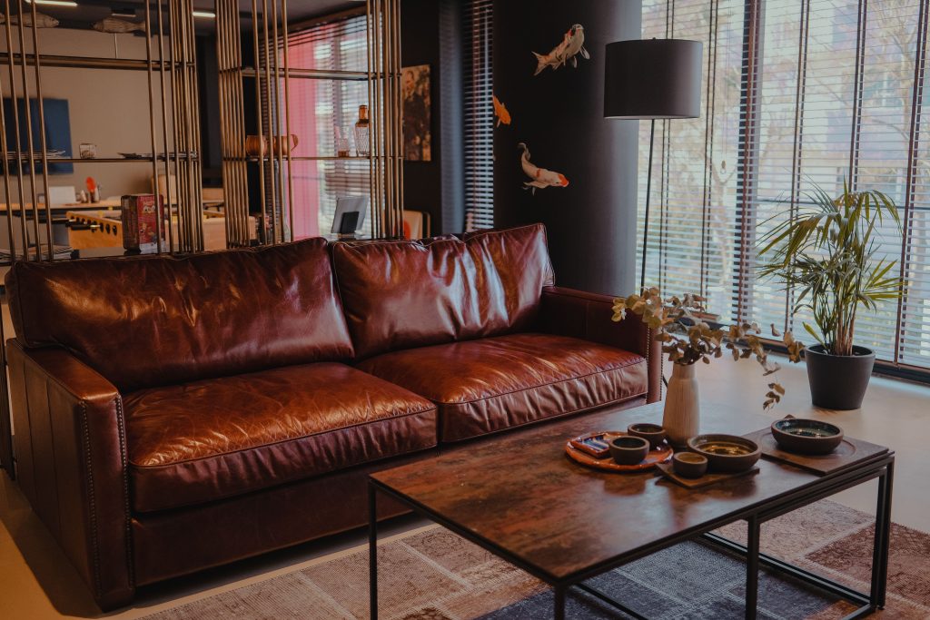 Gezellige woonkamer met een bruine leren bank
