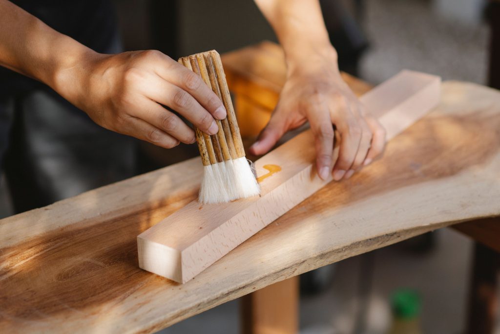 Houten blad wordt met een kwast ingeolied
