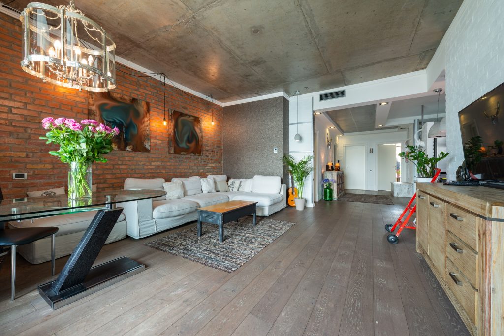 Ruime loft-woonkamer met industriele elementen
