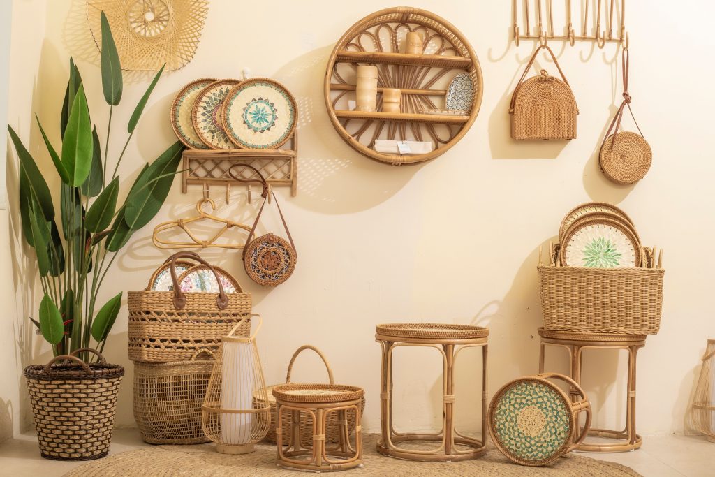 Boho interieur met rieten manden, rotan meubels en groene planten