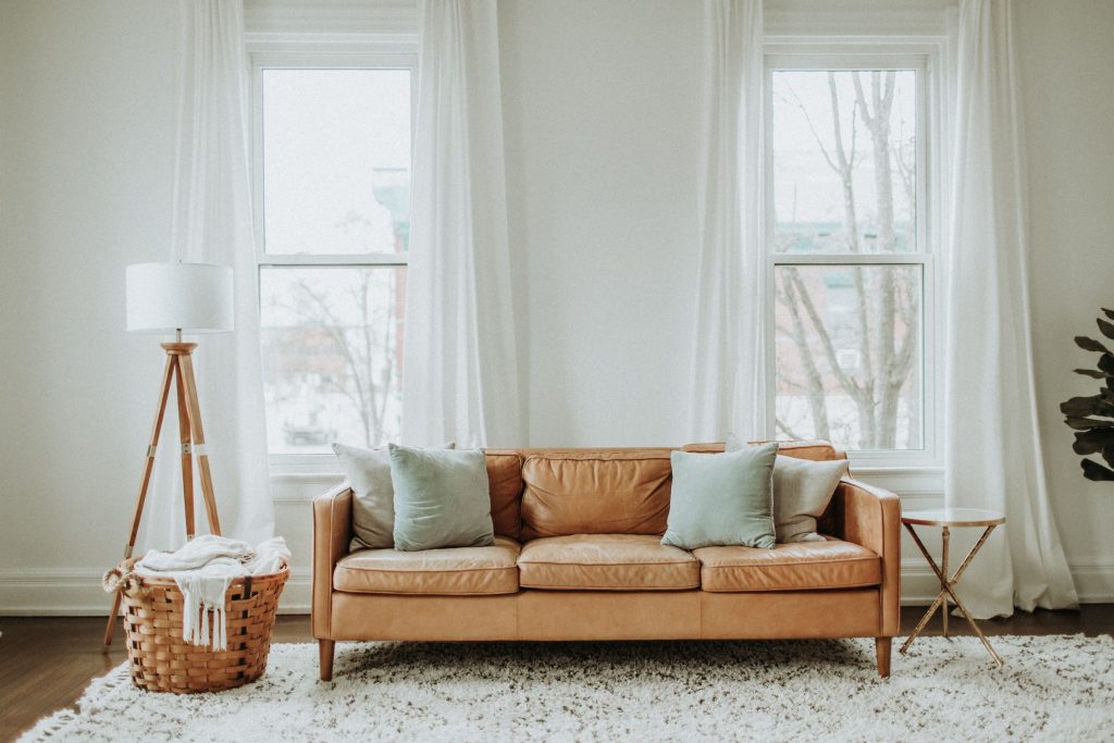 Minimalistische woonkamer met een leren bank en stijlvolle decoratie
